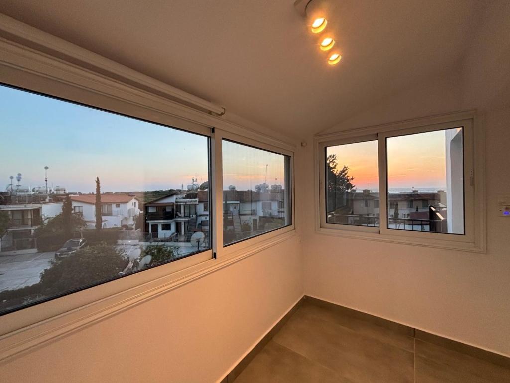 Venus Lighthouse 2B, Sea-View, Paphos Center Apartment Bagian luar foto